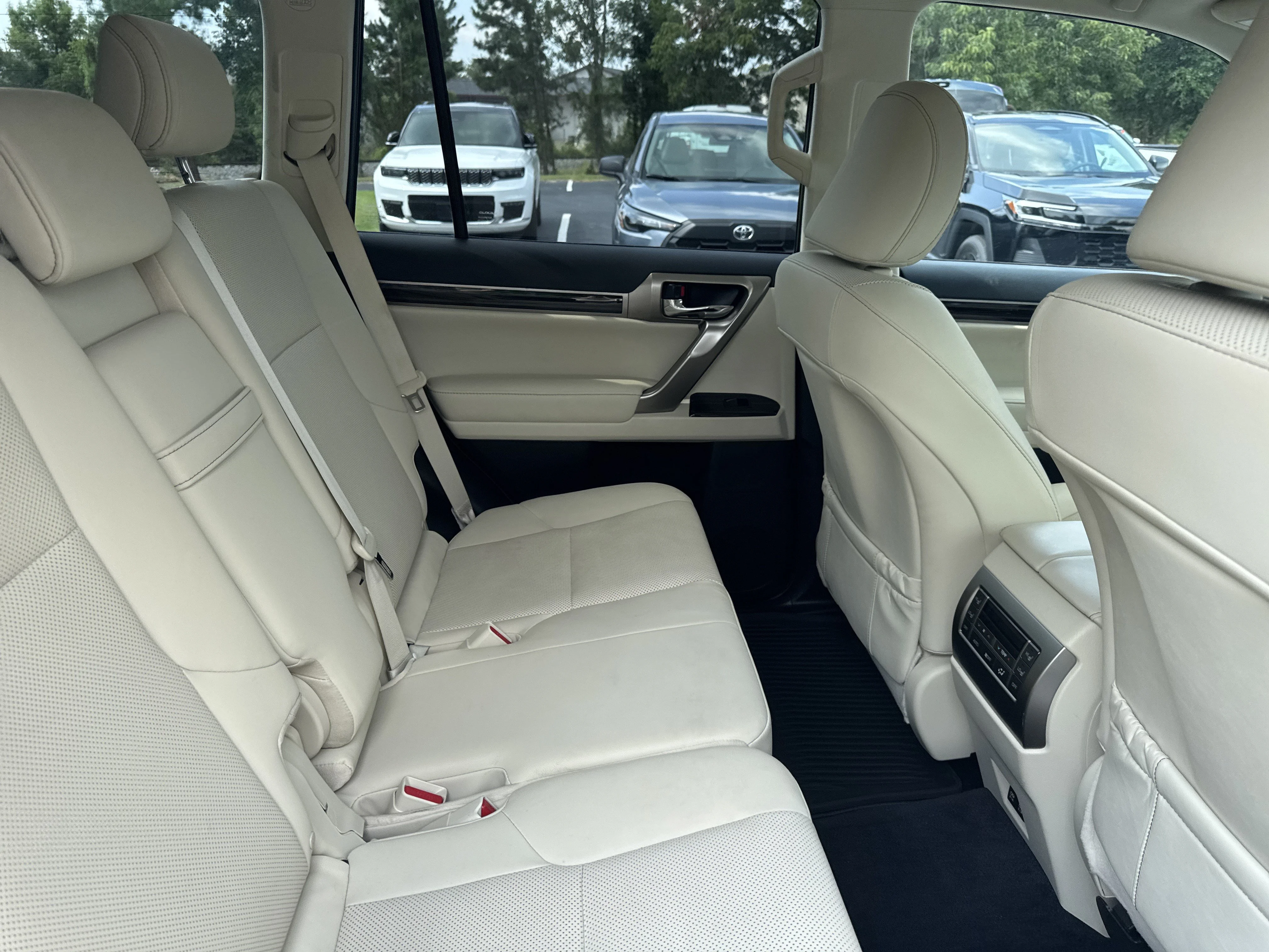 Used 2021 Starfire Pearl Lexus 460 image 29