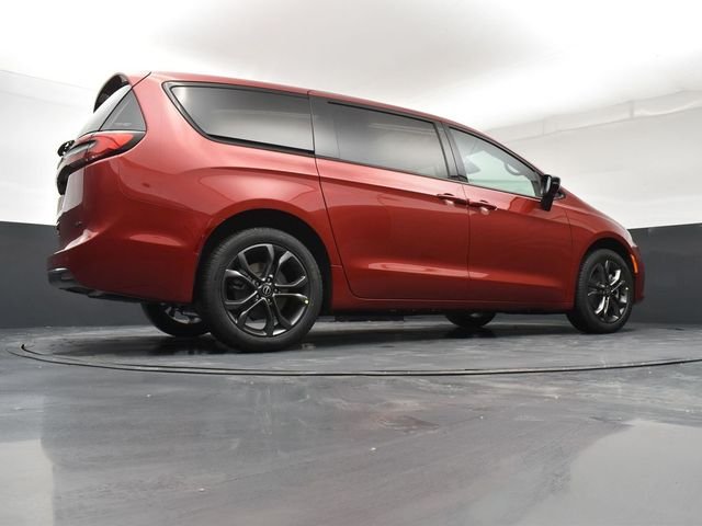 New 2026 Red Hot Pearl-Coat Exterior Paint Chrysler Select image 21