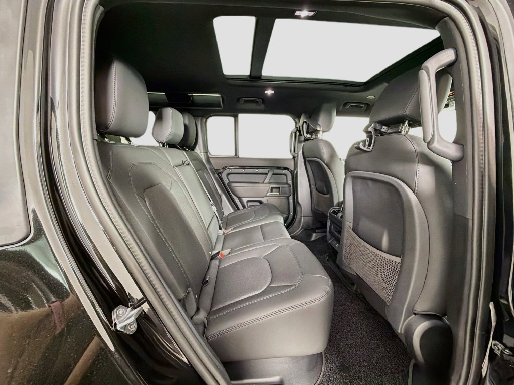 New 2026 Santorini Black Land Rover X-Dynamic SE image 30