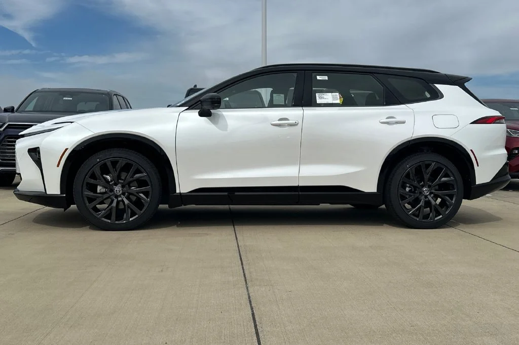 New 2026 Oxygen White with Black roof <sup>1</sup> Toyota  Limited image 7