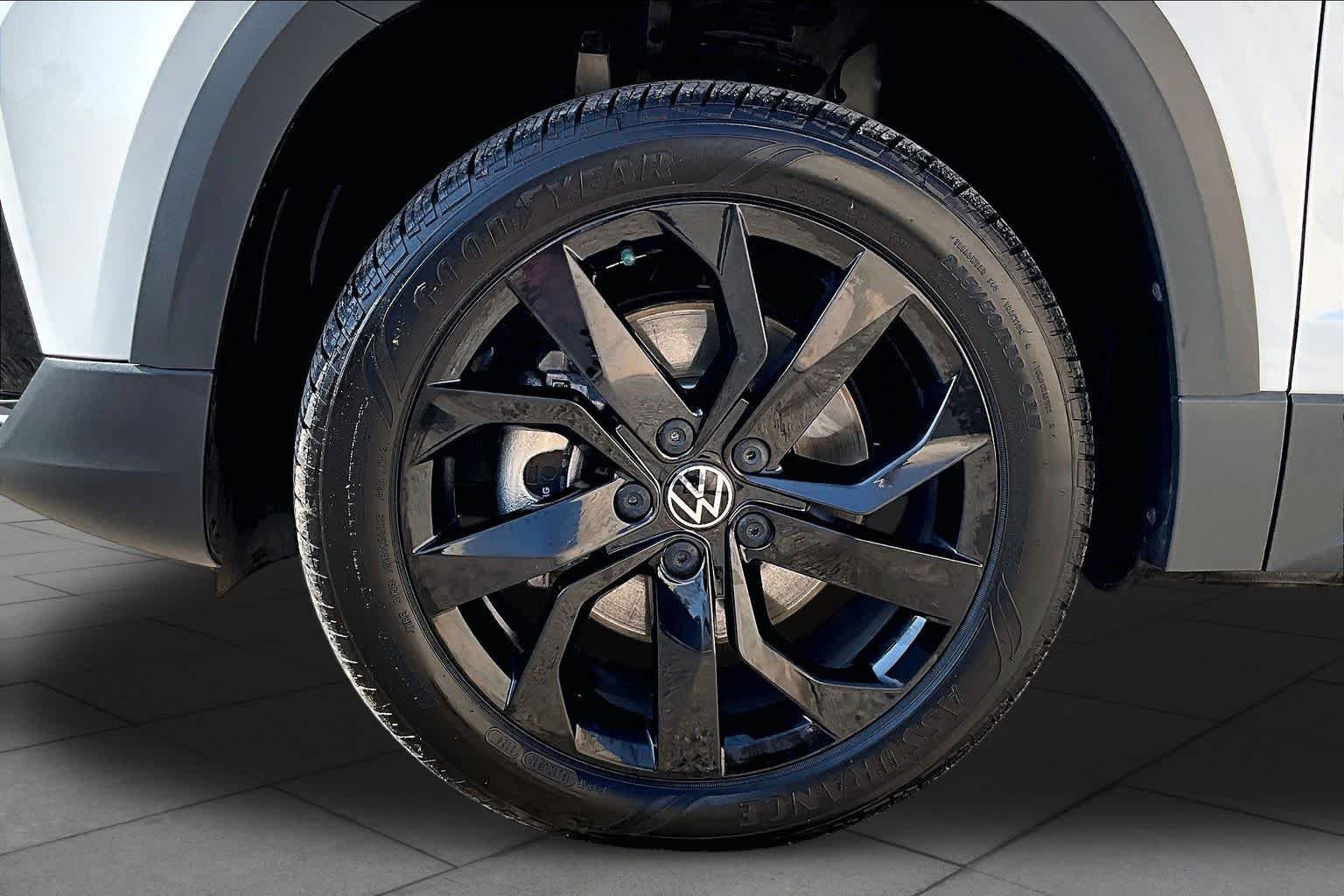 Used 2024 Pure White w/ Deep Black Roof Volkswagen SE Black image 13