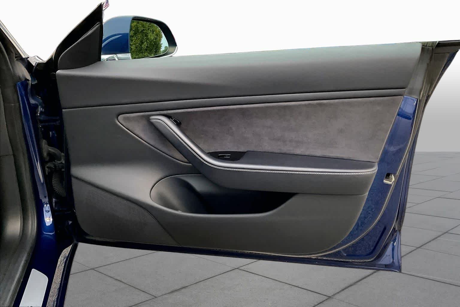 Used 2018 Deep Blue Metallic Tesla Long Range Battery image 18