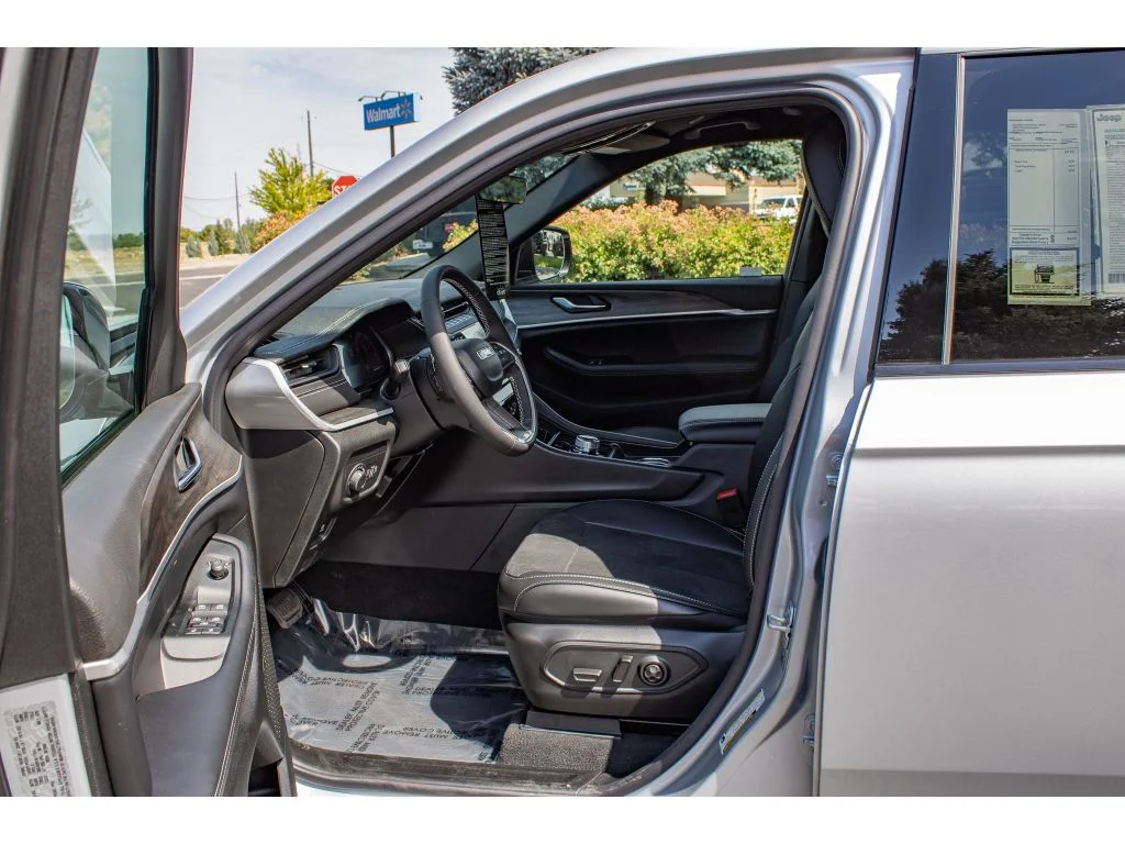 New 2026 Silver Zynith Exterior Paint Jeep Laredo Altitude image 32
