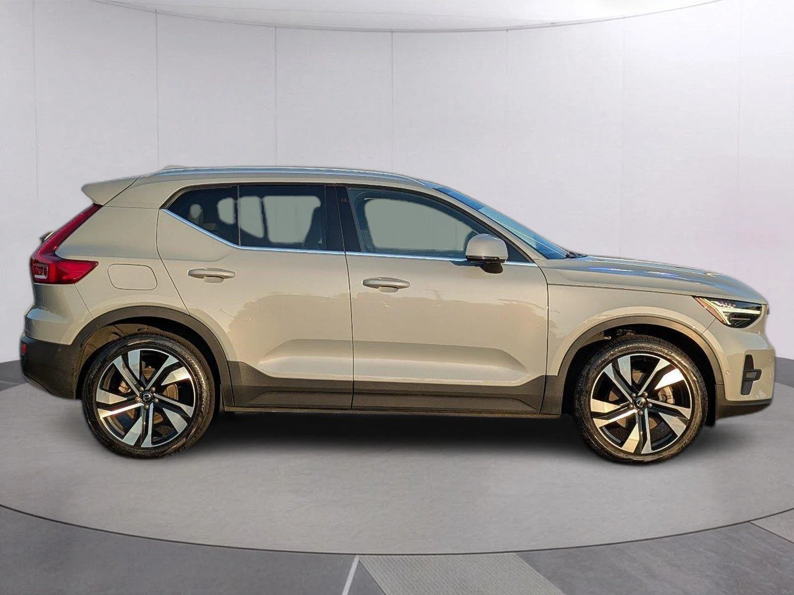 Used 2024 Vapor Grey Metallic Volvo Plus Bright Theme image 8
