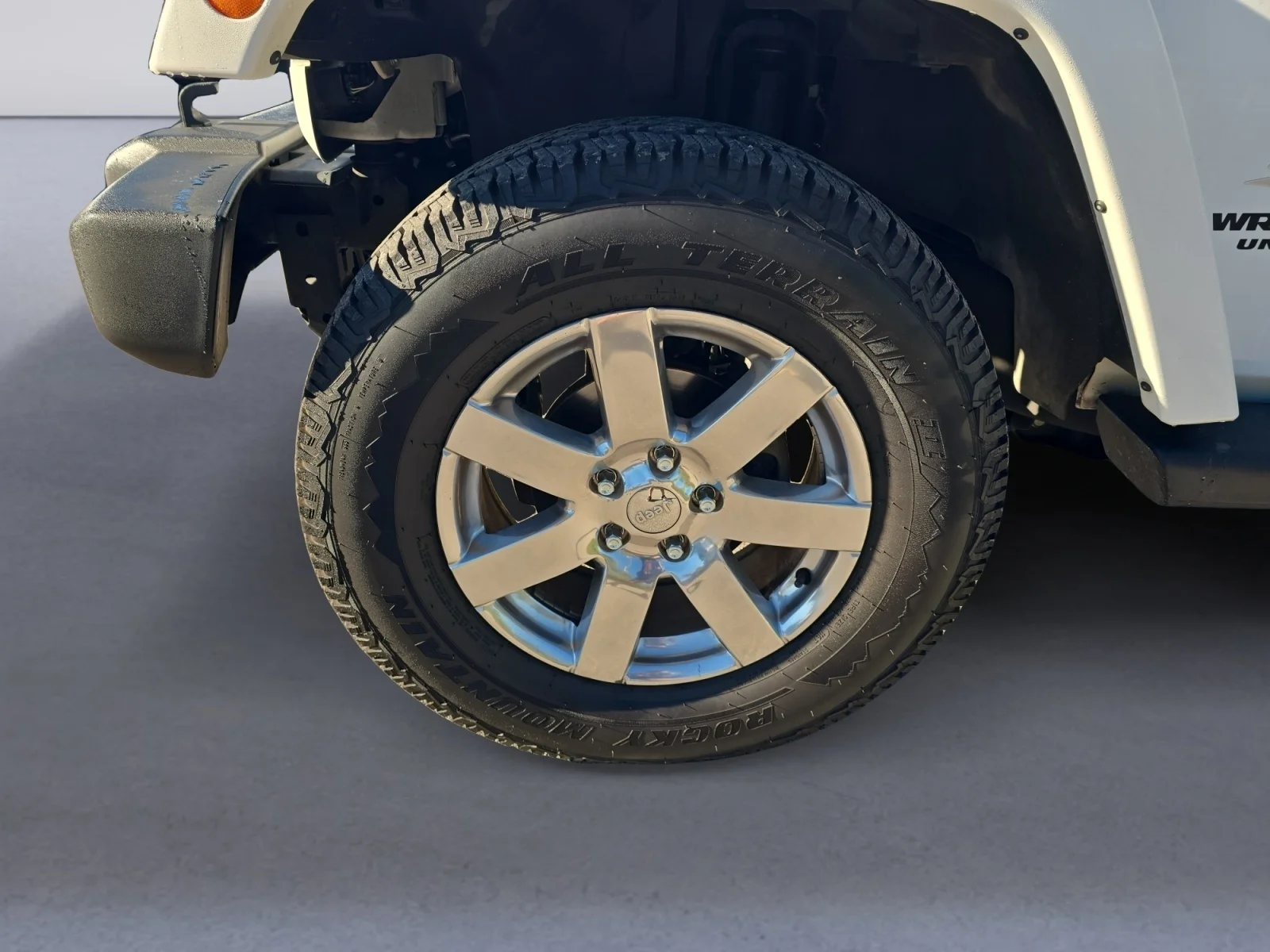 Used 2012 Bright White Clearcoat Jeep Sahara image 11