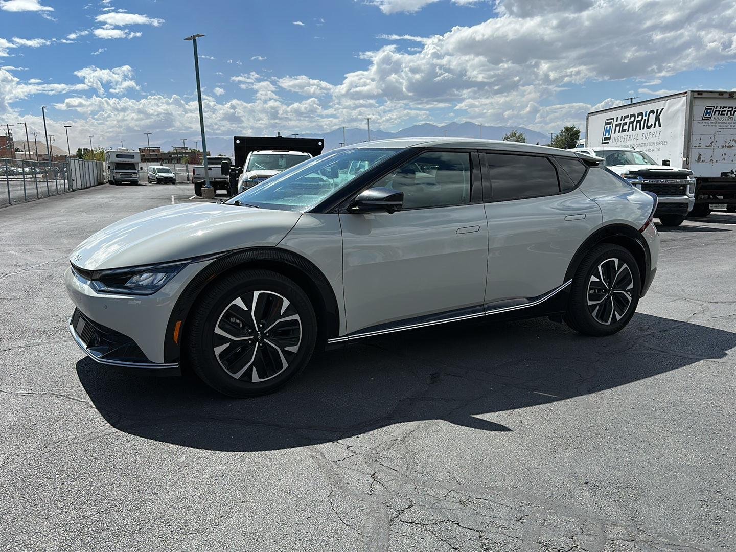 Used 2022 White Kia Wind image 1