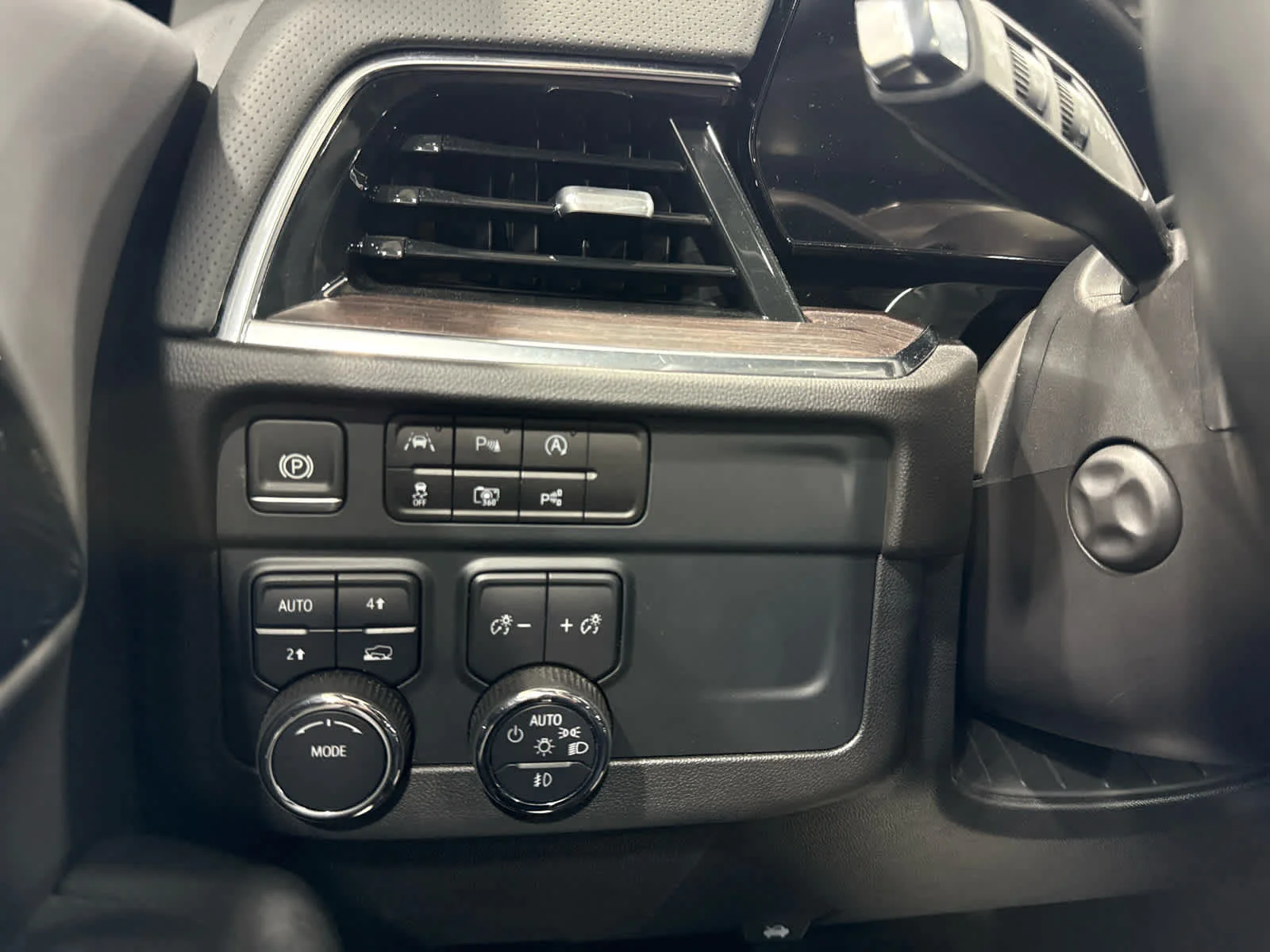 2025 Chevrolet Suburban Premier - Photo 25