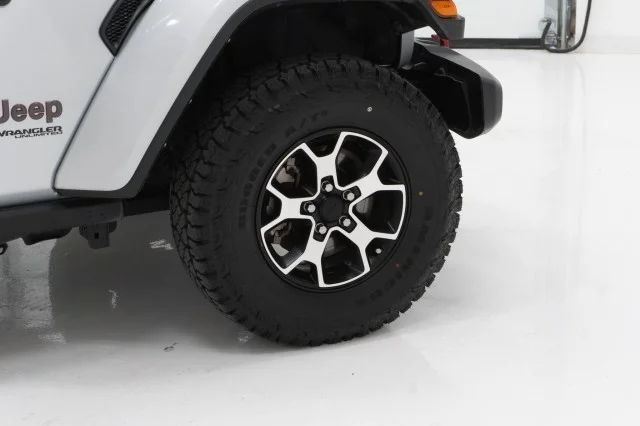Used 2022 Silver Zynith Clearcoat Jeep Unlimited Rubicon image 5