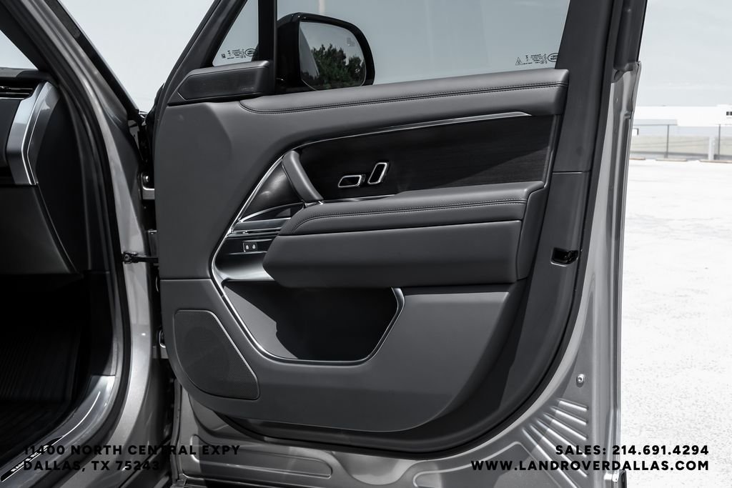 New 2026 1le Land Rover SE image 30