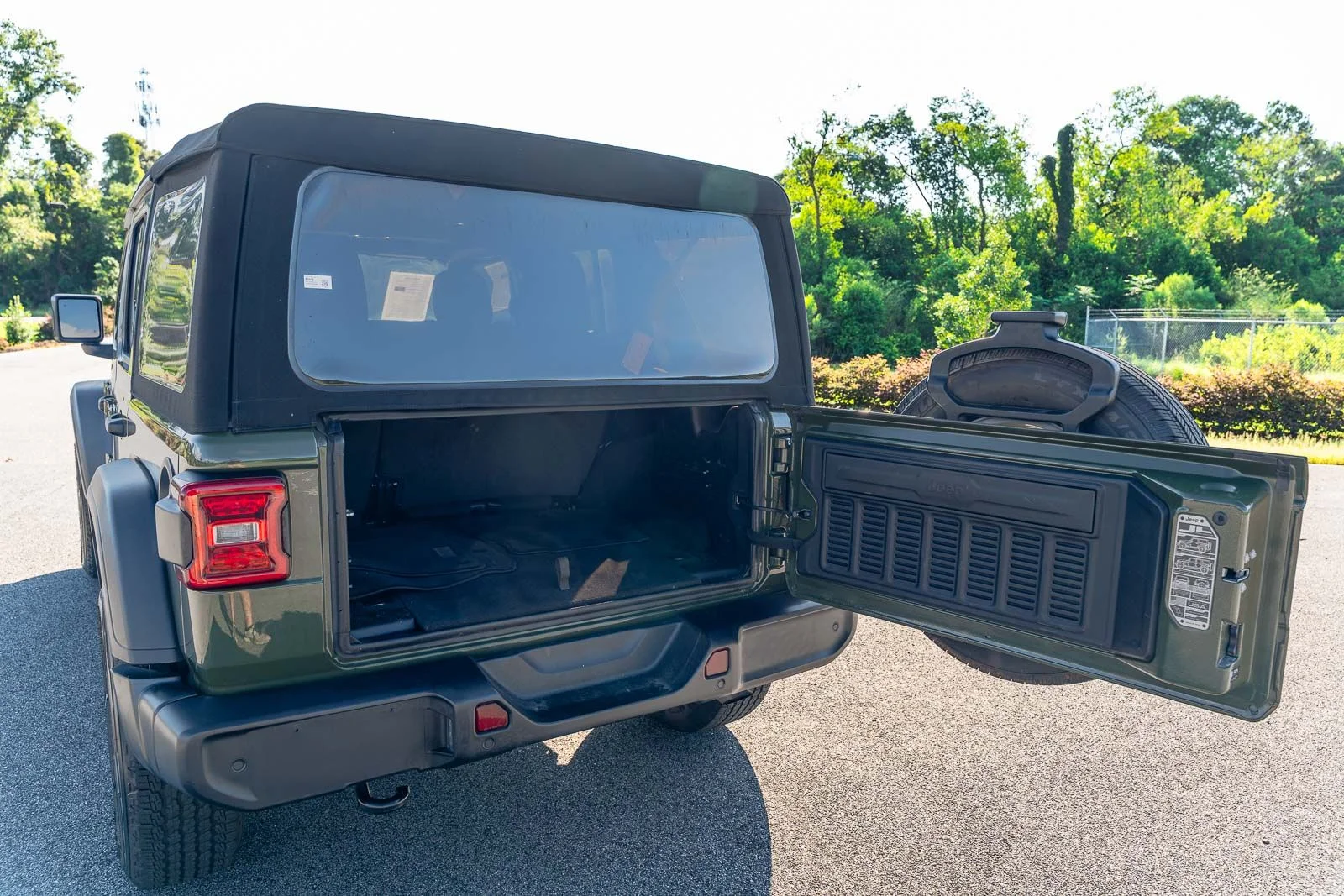 Used 2023 Green Jeep Sport S image 14