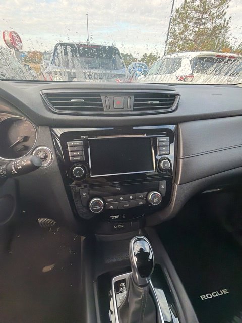 Used 2020 Green Nissan SV image 3