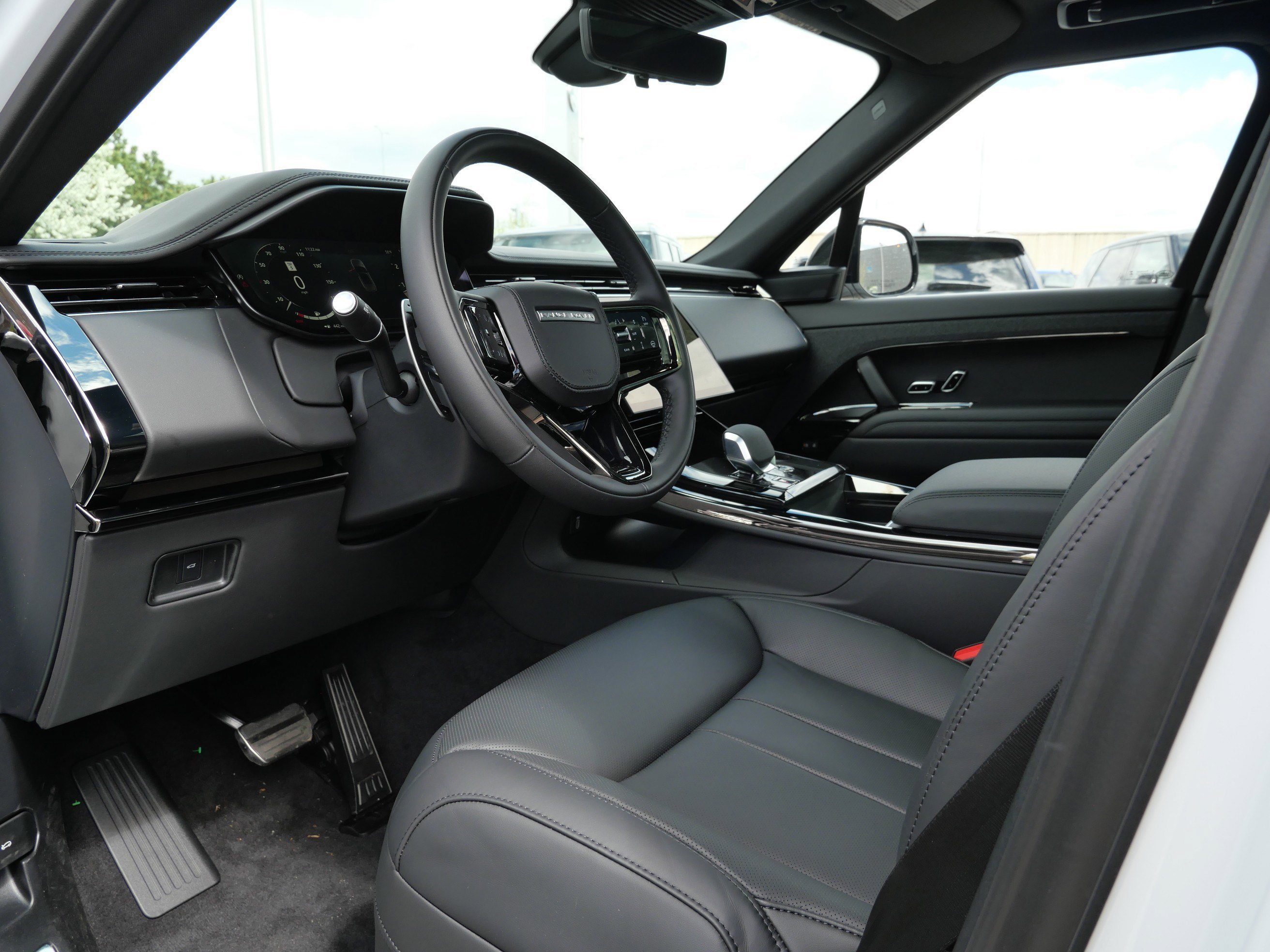 New 2026 Fuji White Land Rover Dynamic SE image 3