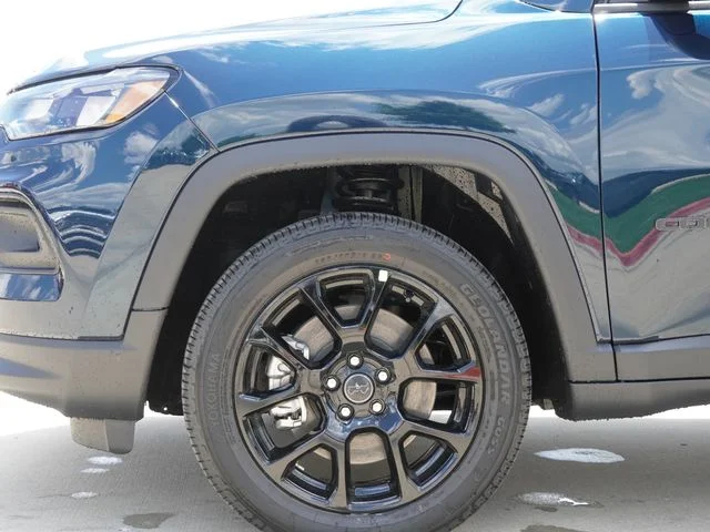 New 2026 Fathom Blue Pearl-Coat Exterior Paint Jeep Latitude image 5