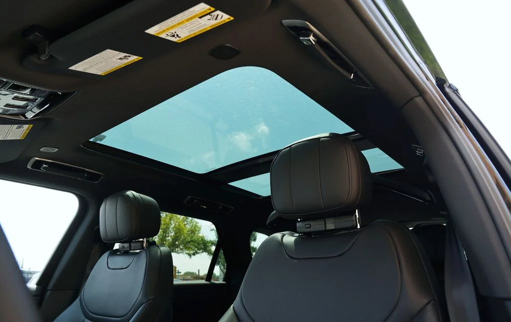 New 2026 Santorini Black Land Rover Dynamic SE image 15