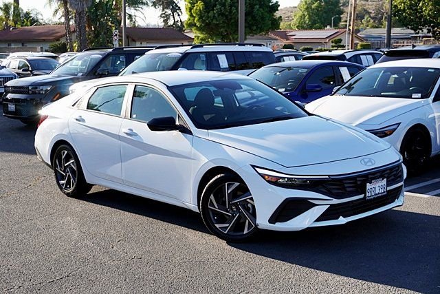 Used 2025 White Hyundai SEL Sport image 2