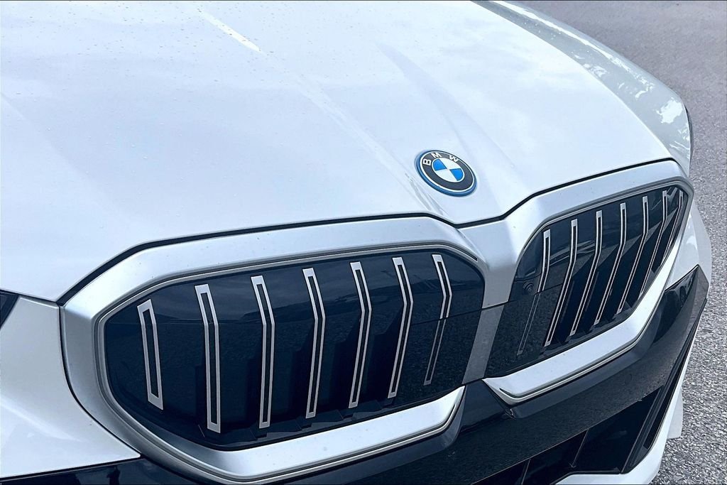 Used 2026 White BMW 550e xDrive image 31