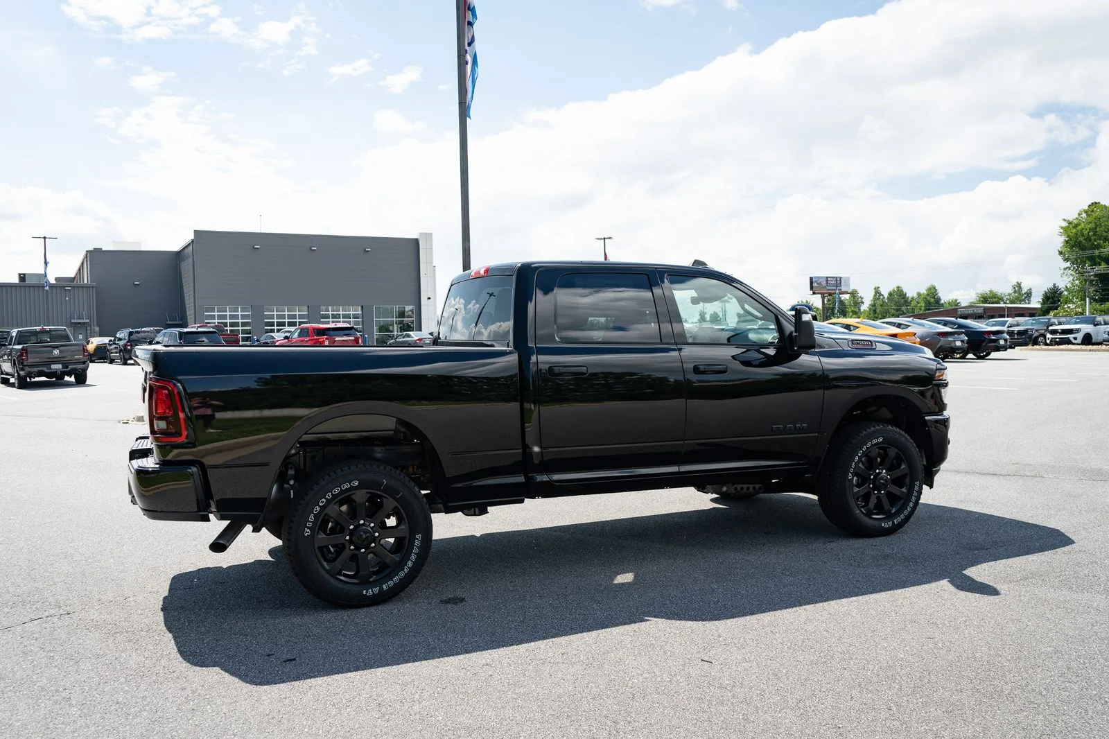 New 2026 Diamond Black Crystal Pearl-Coat Exterior Paint RAM Big Horn image 10