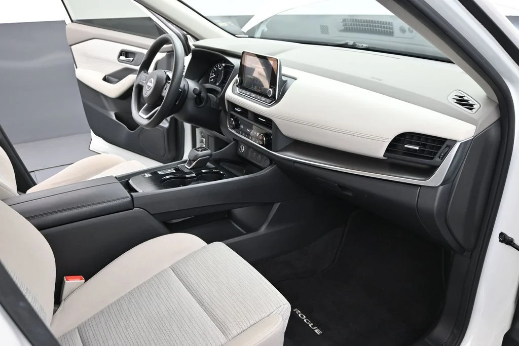 Used 2023 White Nissan SV image 31
