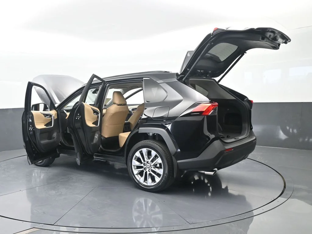Used 2025 Midnight Black Metallic Toyota XLE Premium image 78