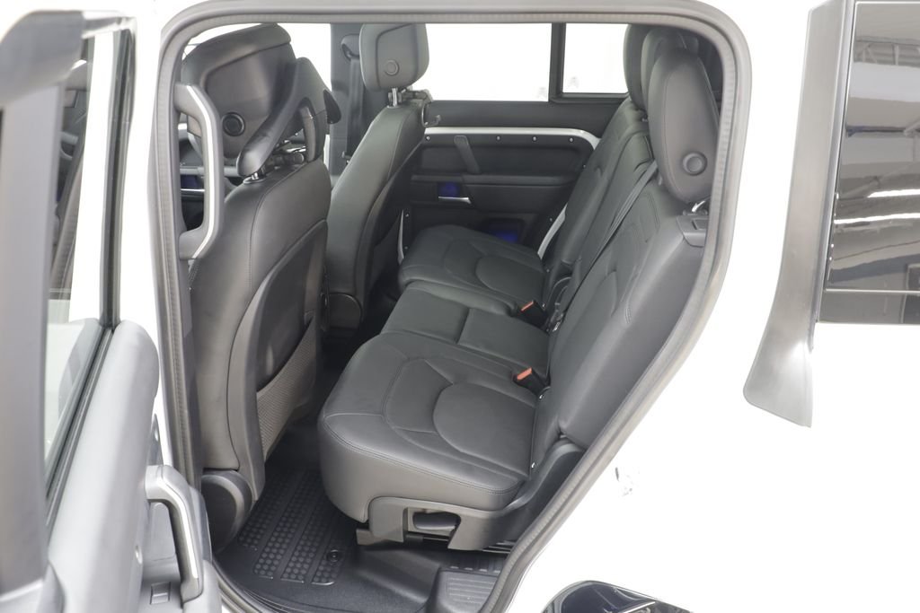 Used 2025 White Land Rover X-Dynamic SE image 15