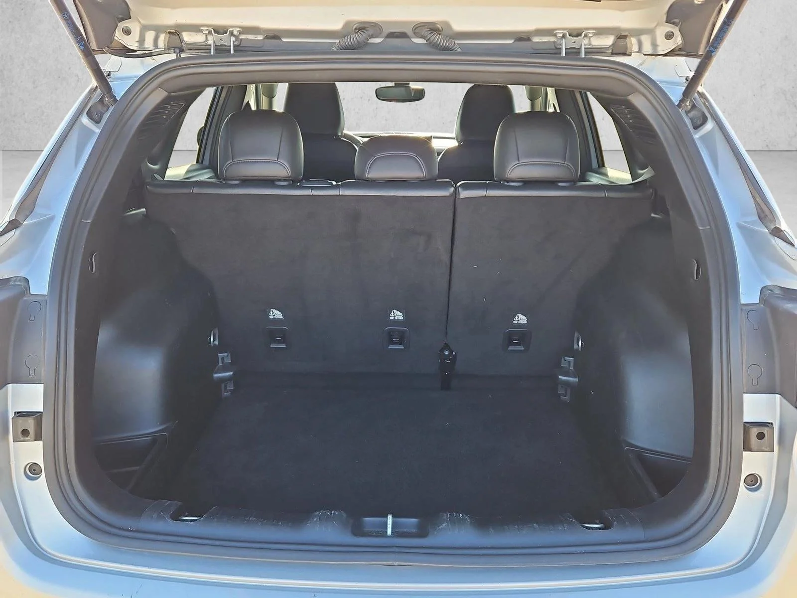 Used 2024 Silver Zynith Metallic Clearcoat Jeep Latitude image 6