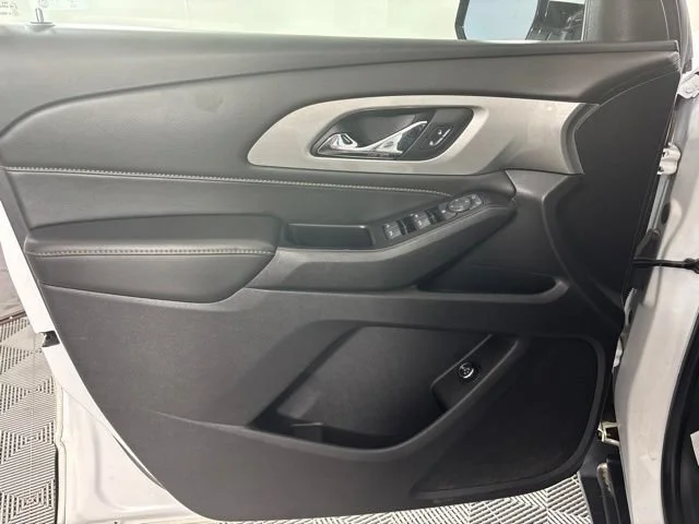 Used 2018 SUMMIT WHITE Chevrolet LT Cloth image 20
