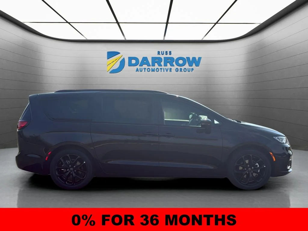 New 2026 Diamond Black Crystal Pearl-Coat Exterior Paint Chrysler Limited image 6