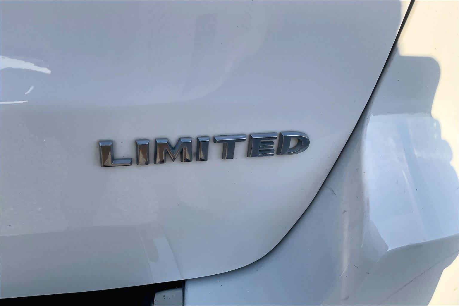 Used 2017 Bright White Clear Coat Jeep Limited image 9
