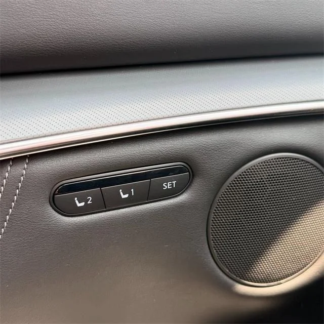 Used 2025 White INFINITI LUXE image 16