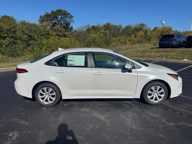 New 2027 Wind Chill Pearl Toyota LE image 2