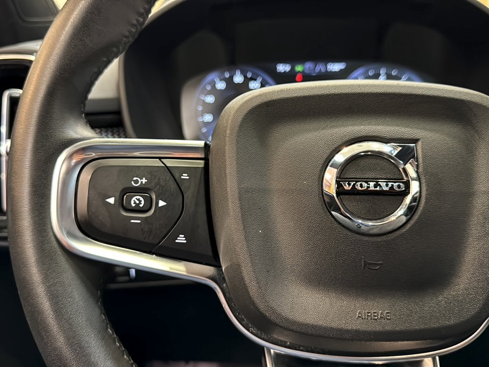 Used 2022 White Volvo T5 R-Design image 19
