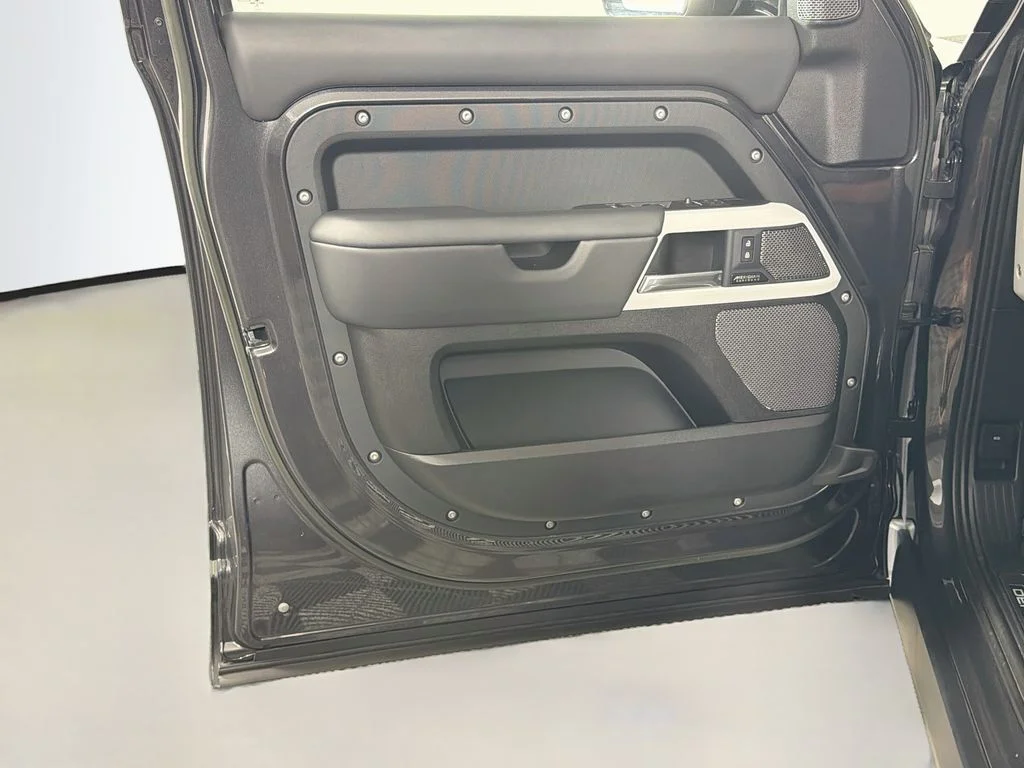 Used 2023 Gray Land Rover X-Dynamic SE image 18