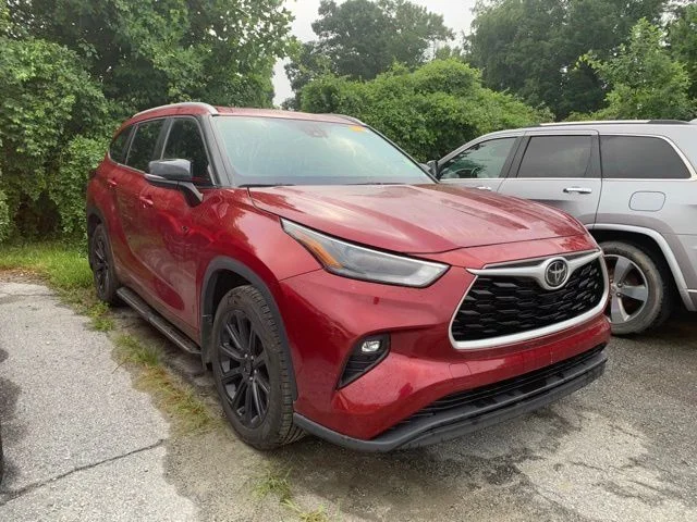 Used 2022 Red Toyota XLE image 2