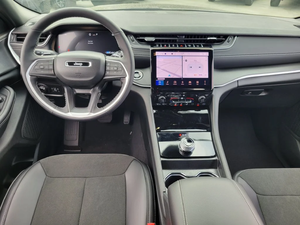 2027 Jeep Grand Cherokee photo 4