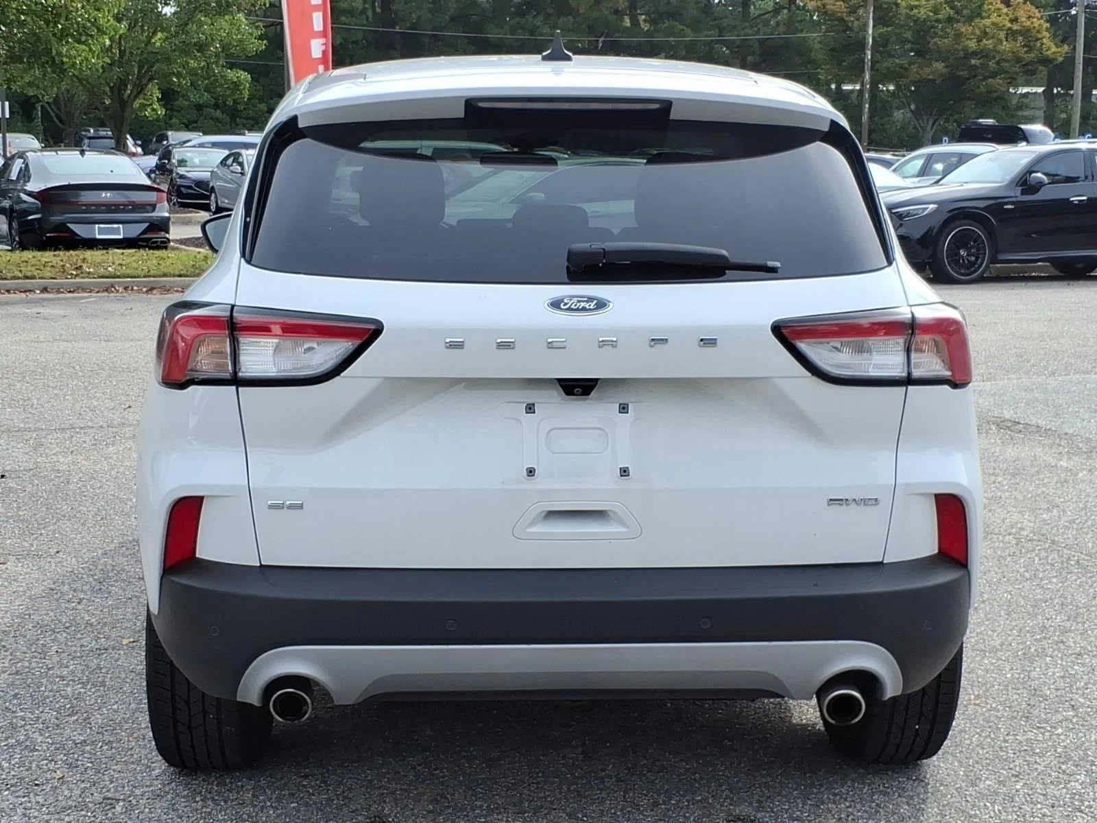 Used 2021 Oxford White Ford SE image 10