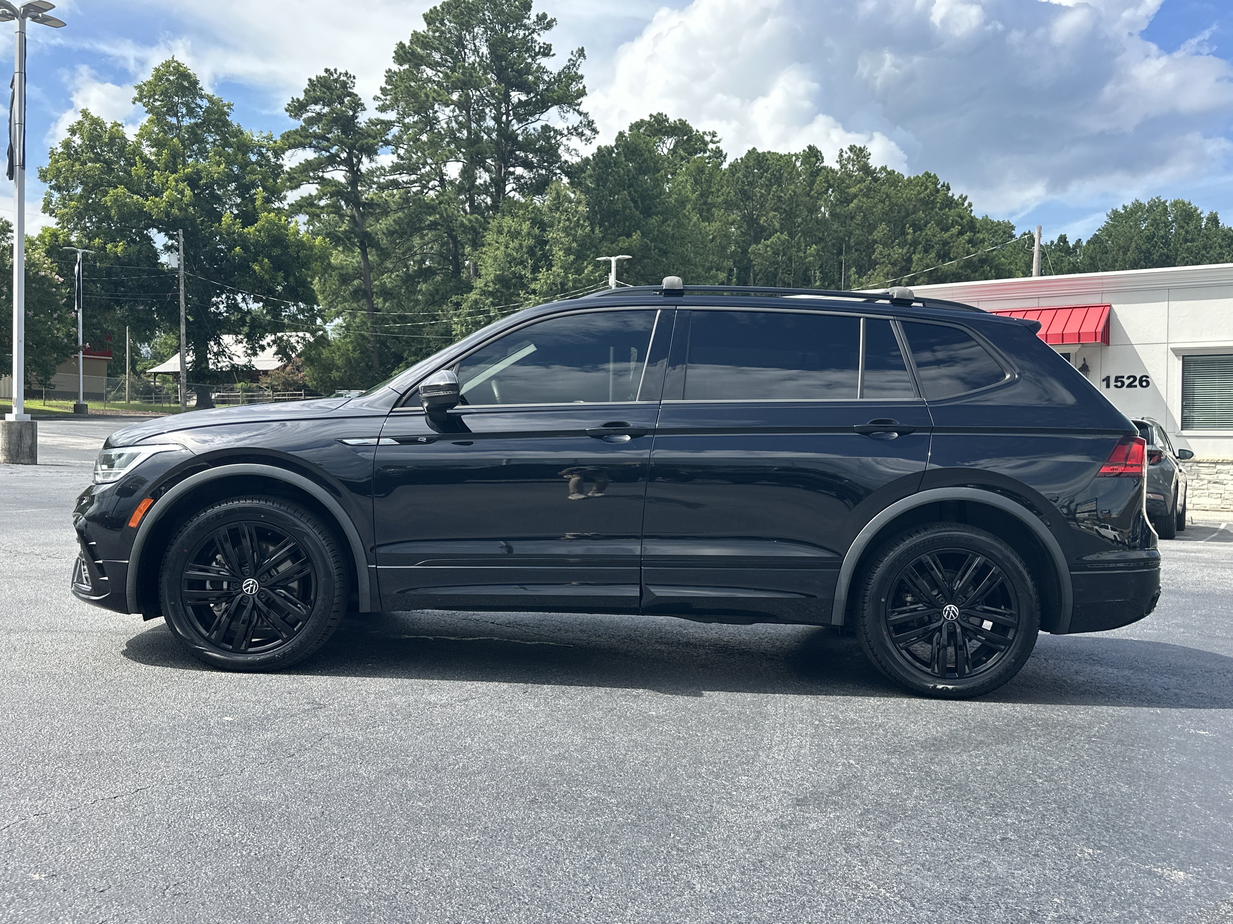Used 2022  Volkswagen SE R-Line Black image 5