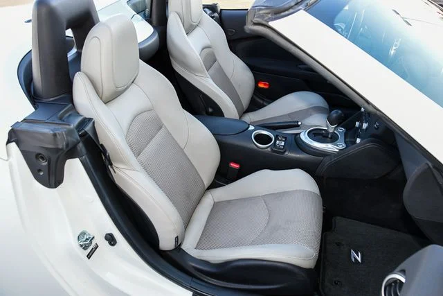 Used 2014 White Nissan Touring image 28