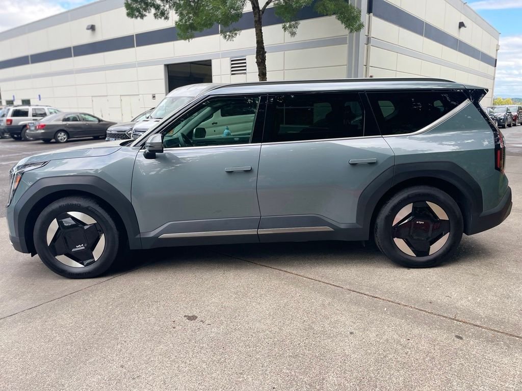 Used 2024 Iceberg Green Kia Wind image 5