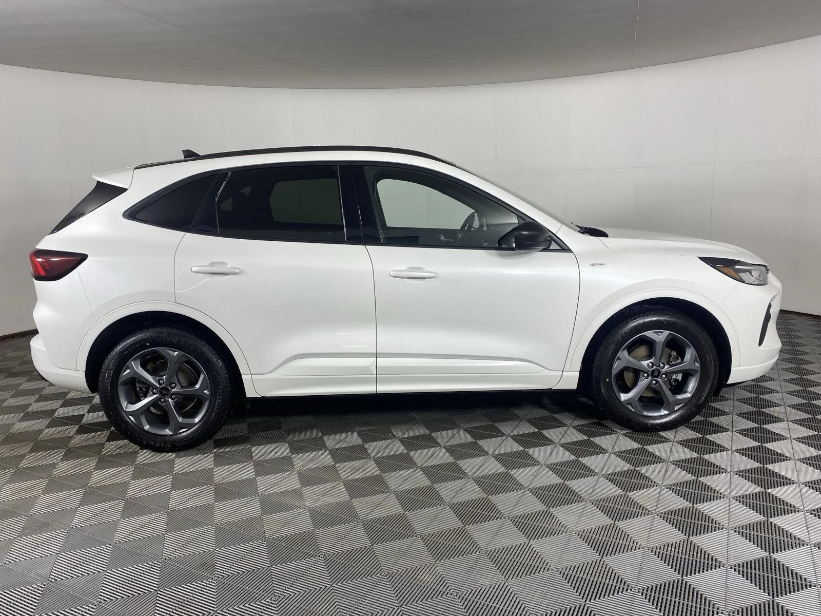 Used 2023 Star White Metallic Tri-Coat Ford ST-Line image 18