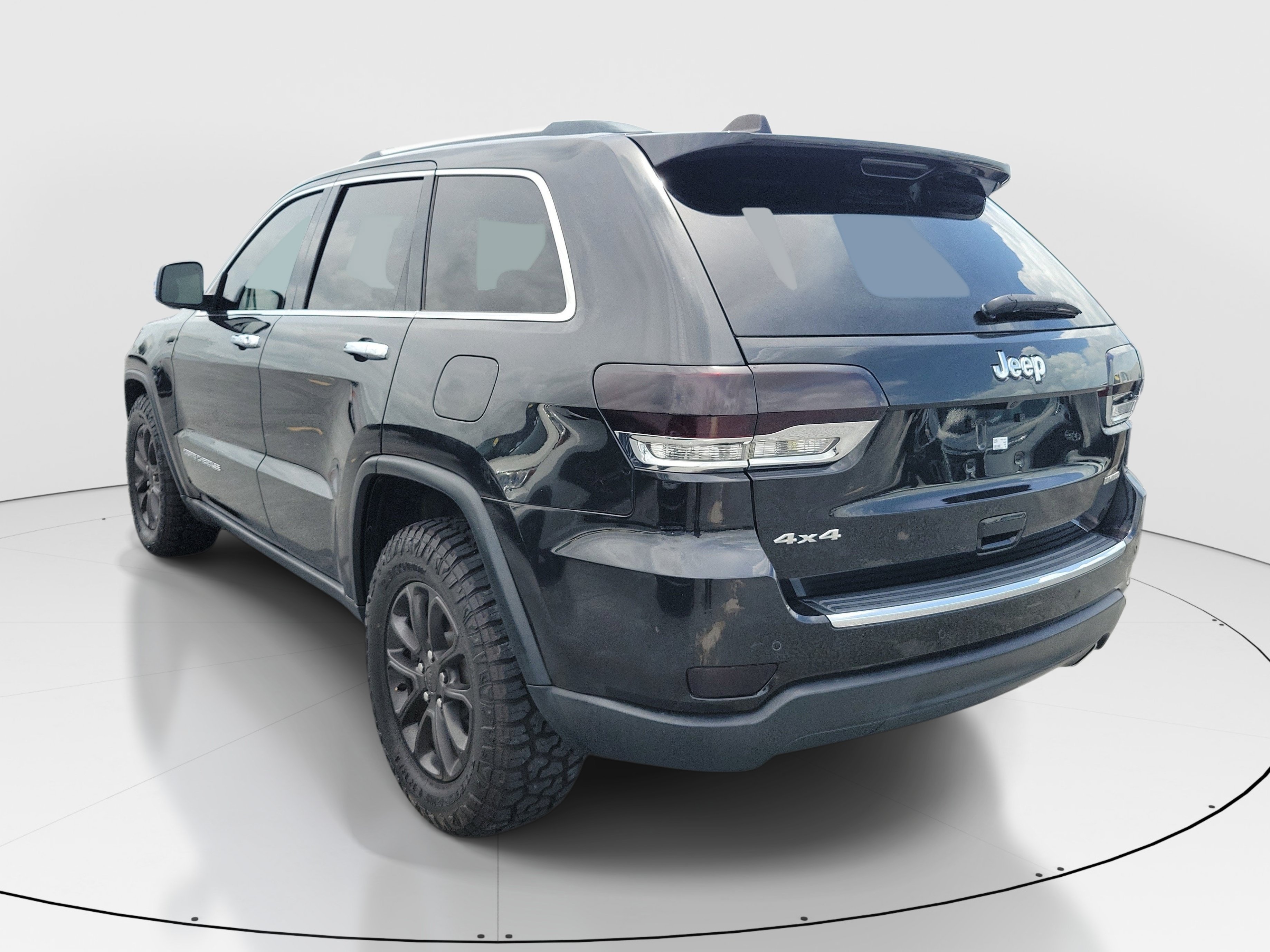 Used 2016 Brilliant Black Crystal Pearlcoat Jeep Limited image 4