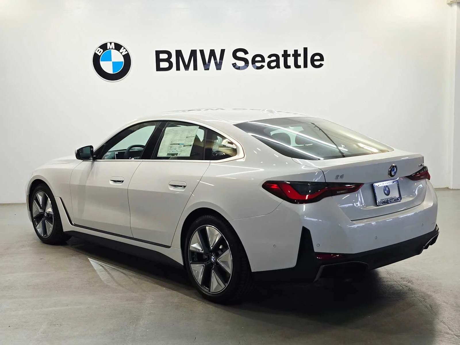 New 2026 Mineral White Metallic BMW xDrive40 image 4