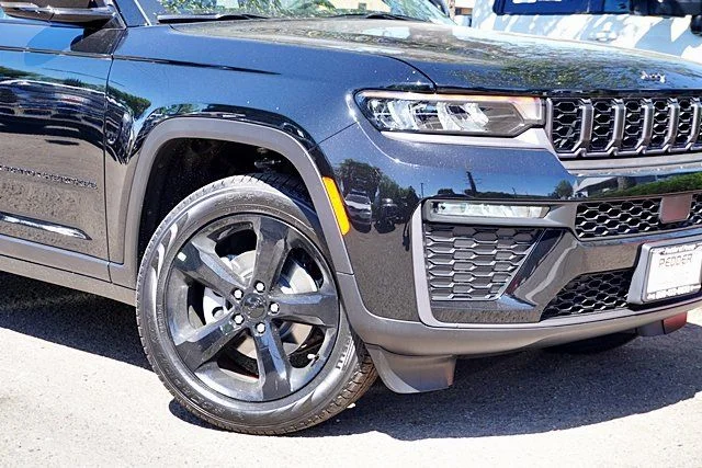 New 2026 Diamond Black Crystal Pearl-Coat Exterior Paint Jeep Limited image 4