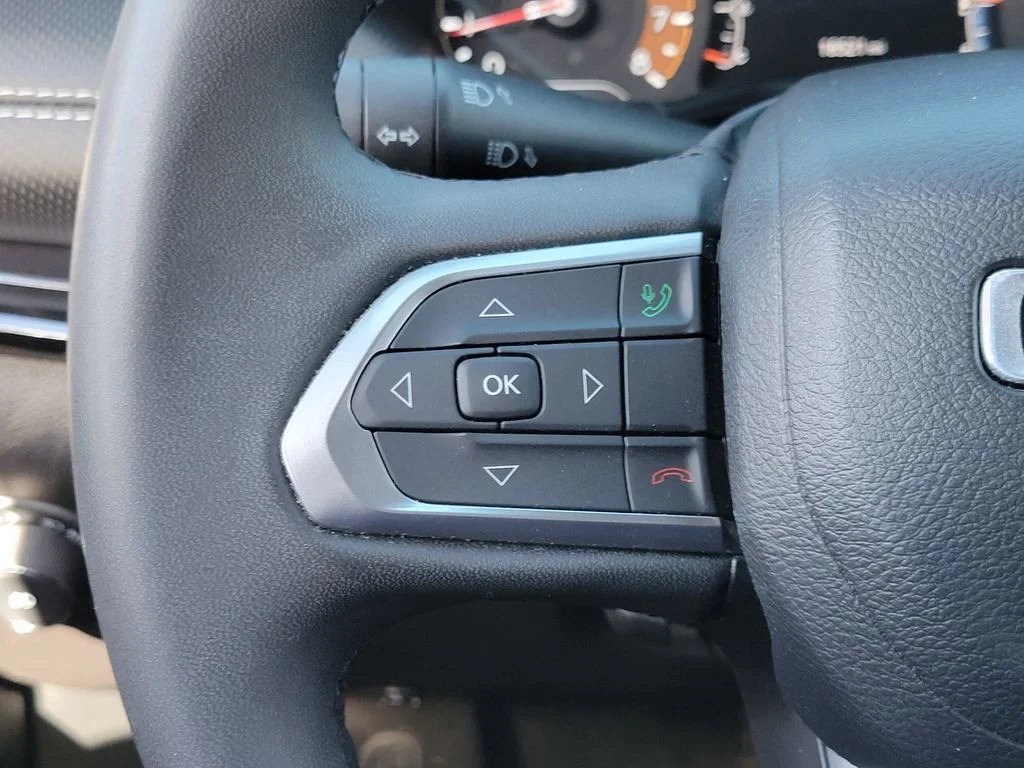 Used 2023 Black Jeep Latitude image 5