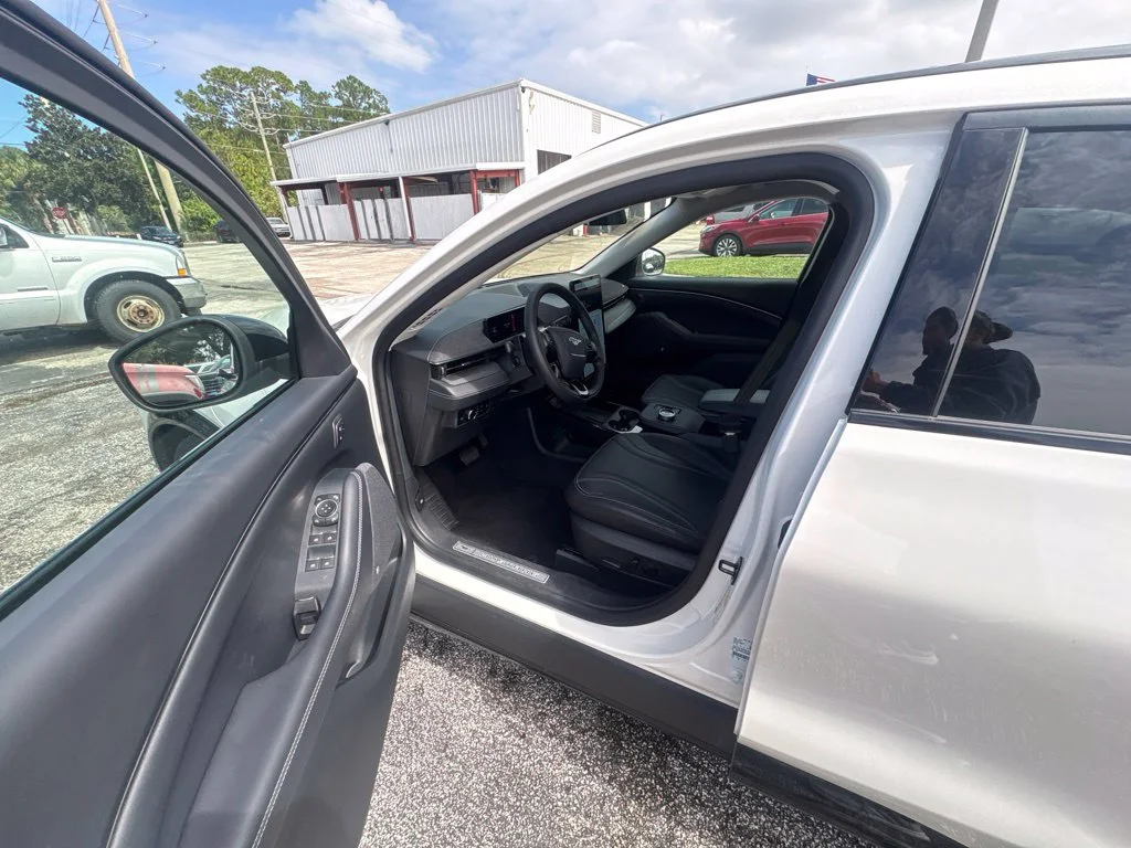 Used 2023 White Ford Premium image 3
