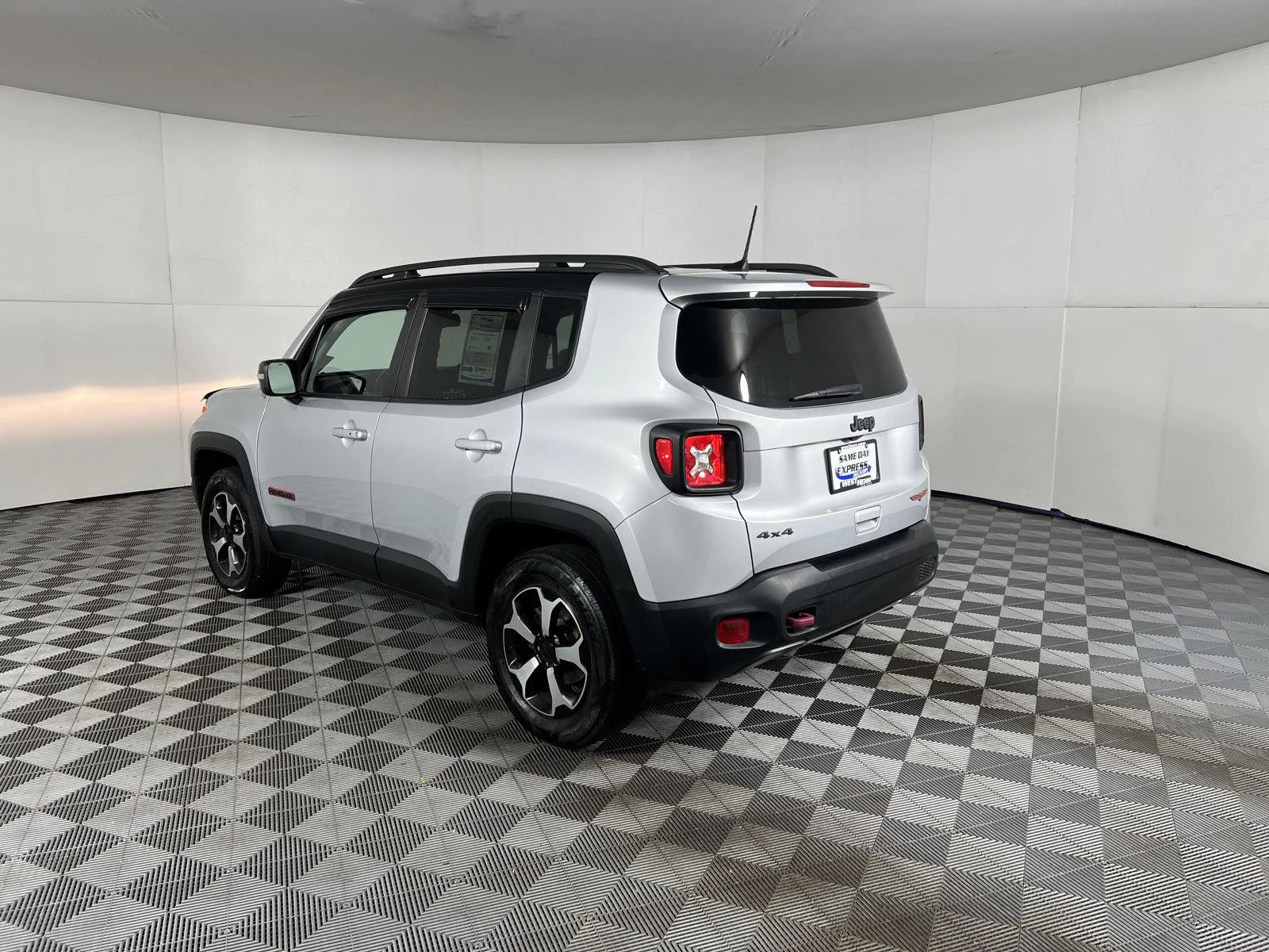Used 2021 Glacier Metallic Clearcoat Jeep Trailhawk image 7