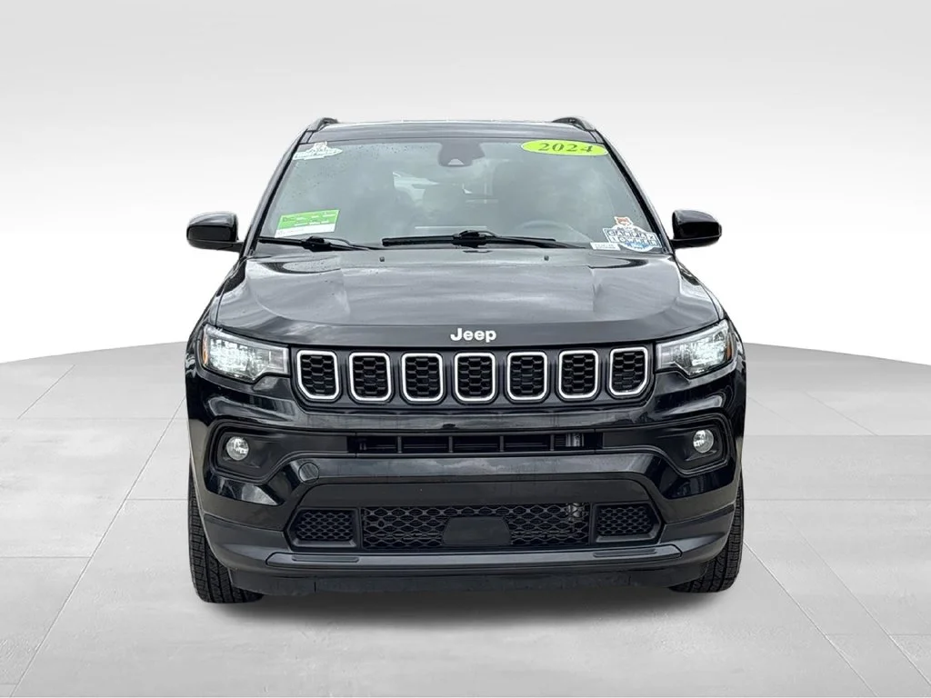 Certified Used 2024 Diamond Black Jeep Latitude image 7