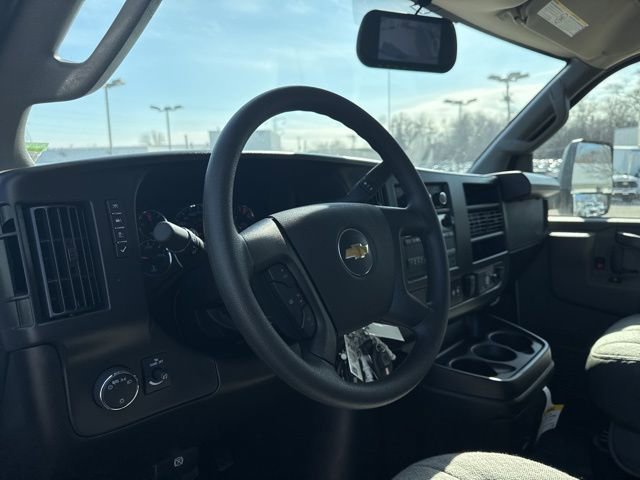 New 2025 Summit White Chevrolet 2WT image 13
