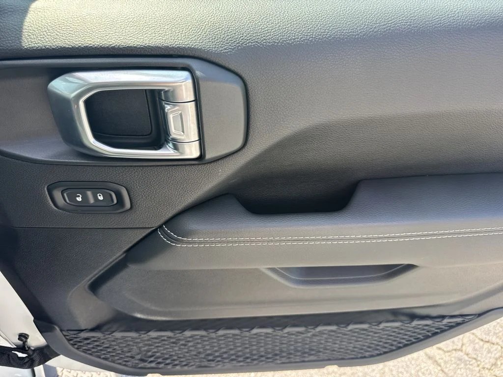 Used 2021 White Jeep Overland image 14