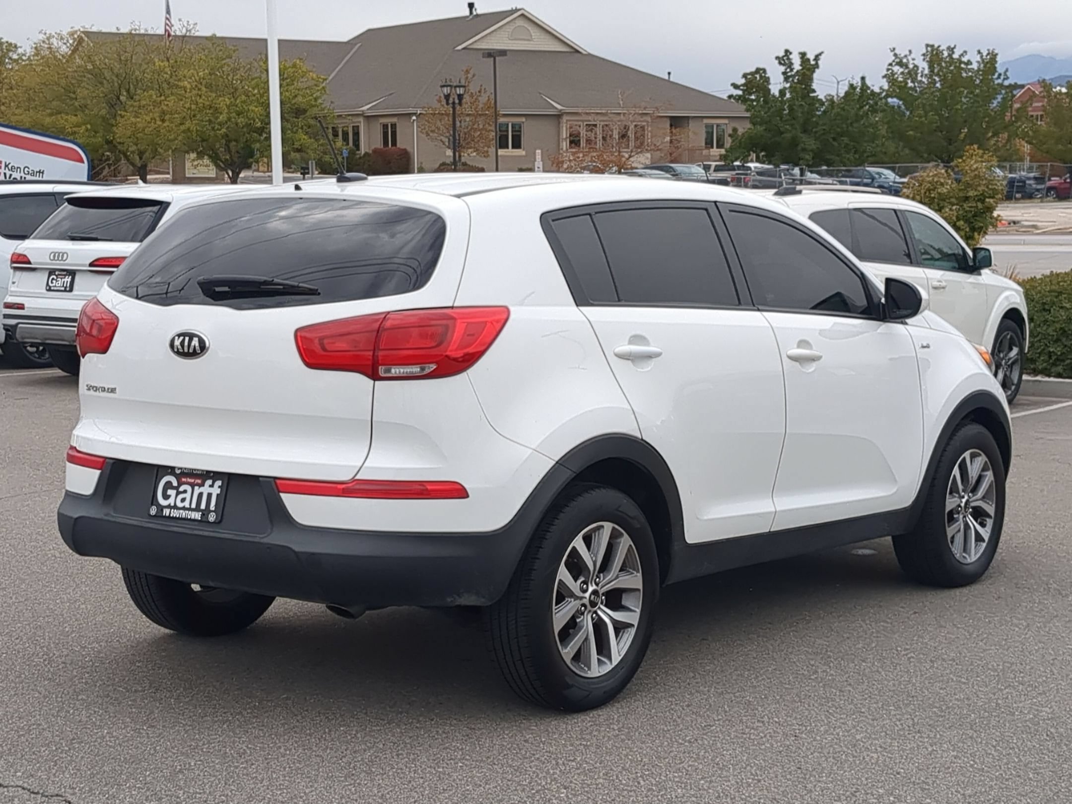 Used 2016 Clear White Kia LX image 3