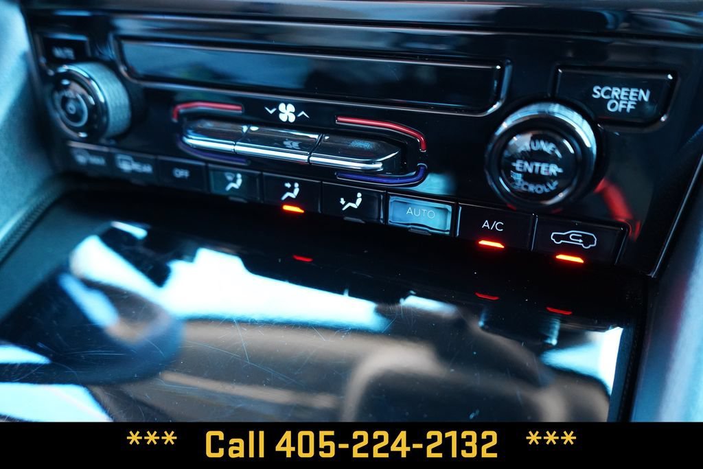 Used 2023  Jeep Laredo image 40